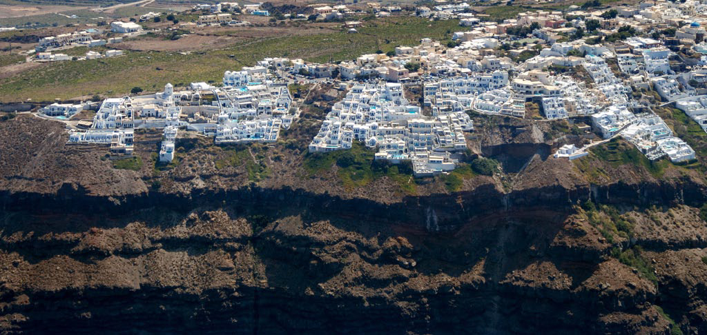 Die malerisch am Hang gelegene Stadt Thira auf Santorini
