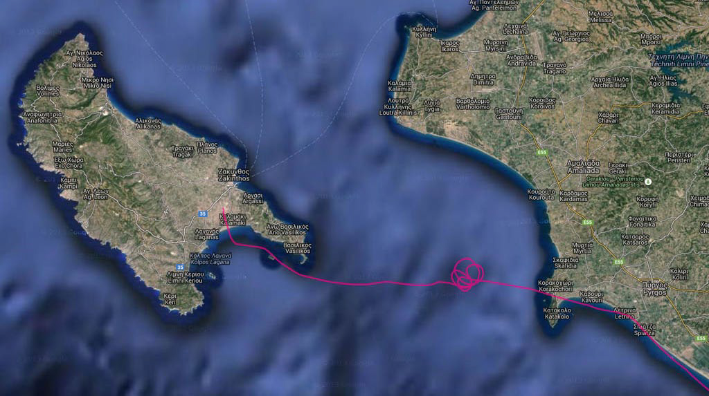 Anflug auf Zakinthos - Die Controllerin hat einige Linienanflüge zu bewältigen und lässt uns erst einmal weit draußen auf dem Meer warten.